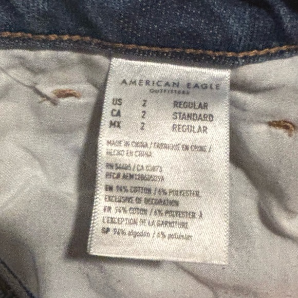 AMERICAN EAGLE Mom Jean Distressed Size 2R - Picture 5 of 6
